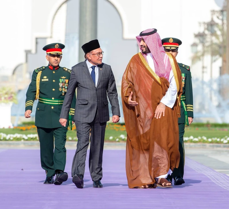يستقبل في قصر اليمامة بالرياض، دولة رئيس وزراء ماليزيا، ويقيم مراسم استقبال رسمية لدولته - صورة 6