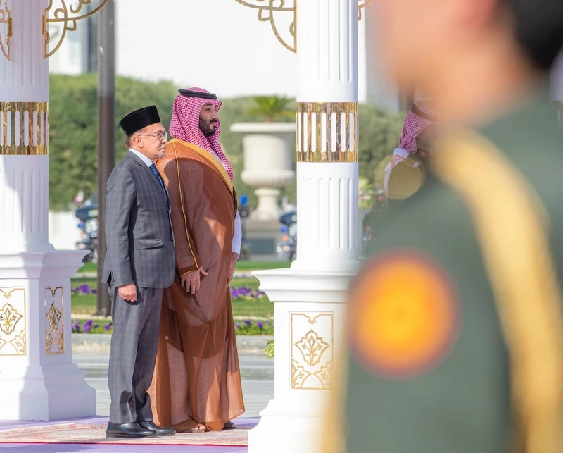 يستقبل في قصر اليمامة بالرياض، دولة رئيس وزراء ماليزيا، ويقيم مراسم استقبال رسمية لدولته - صورة 7