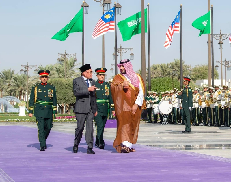 يستقبل في قصر اليمامة بالرياض، دولة رئيس وزراء ماليزيا، ويقيم مراسم استقبال رسمية لدولته - صورة 9