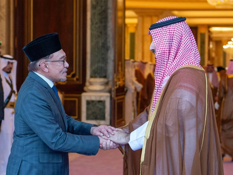 يستقبل في قصر اليمامة بالرياض، دولة رئيس وزراء ماليزيا، ويقيم مراسم استقبال رسمية لدولته - صورة 10