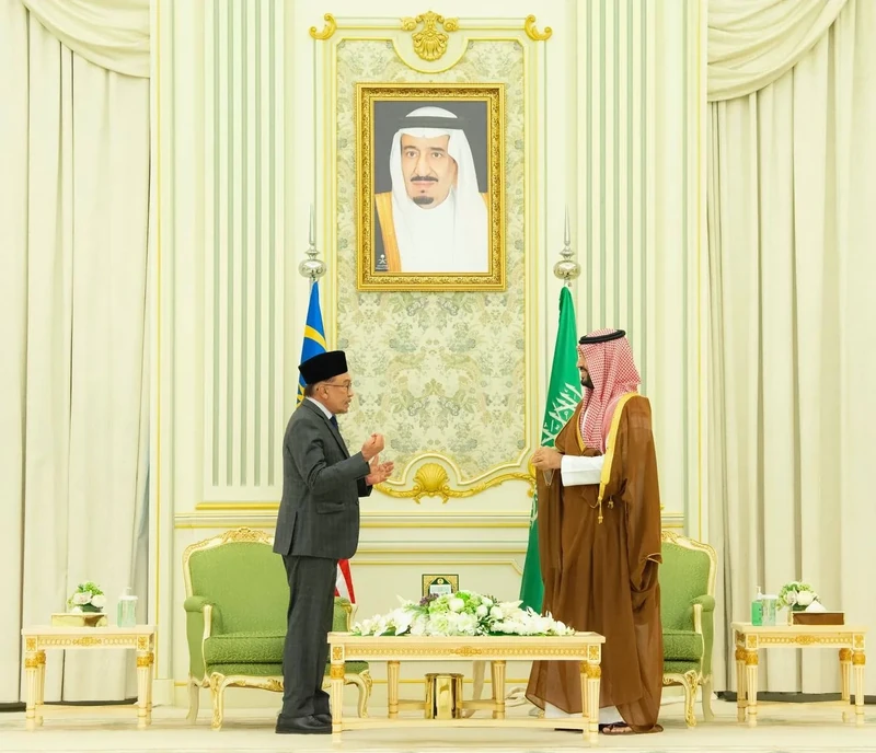 يستقبل في قصر اليمامة بالرياض، دولة رئيس وزراء ماليزيا، ويقيم مراسم استقبال رسمية لدولته - صورة 11