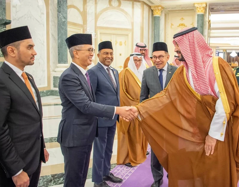 يستقبل في قصر اليمامة بالرياض، دولة رئيس وزراء ماليزيا، ويقيم مراسم استقبال رسمية لدولته - صورة 15