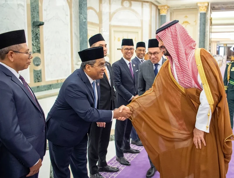 يستقبل في قصر اليمامة بالرياض، دولة رئيس وزراء ماليزيا، ويقيم مراسم استقبال رسمية لدولته - صورة 16
