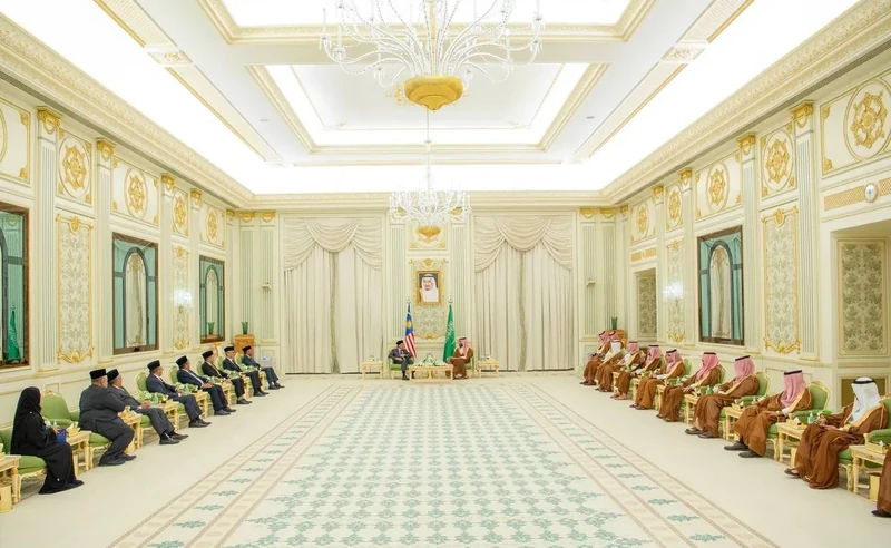 يستقبل في قصر اليمامة بالرياض، دولة رئيس وزراء ماليزيا، ويقيم مراسم استقبال رسمية لدولته - صورة 17