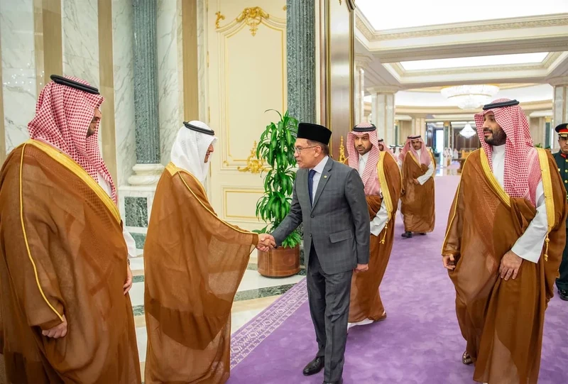 يستقبل في قصر اليمامة بالرياض، دولة رئيس وزراء ماليزيا، ويقيم مراسم استقبال رسمية لدولته - صورة 18