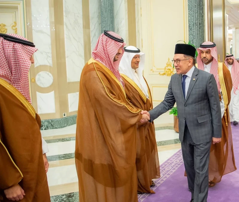 يستقبل في قصر اليمامة بالرياض، دولة رئيس وزراء ماليزيا، ويقيم مراسم استقبال رسمية لدولته - صورة 19