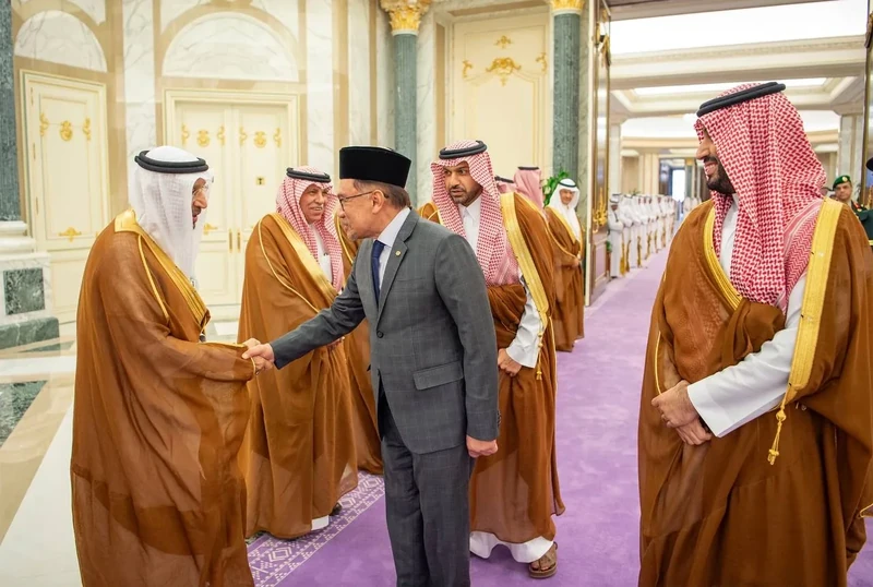 يستقبل في قصر اليمامة بالرياض، دولة رئيس وزراء ماليزيا، ويقيم مراسم استقبال رسمية لدولته - صورة 20