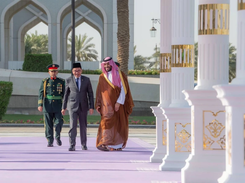 يستقبل في قصر اليمامة بالرياض، دولة رئيس وزراء ماليزيا، ويقيم مراسم استقبال رسمية لدولته - صورة 3