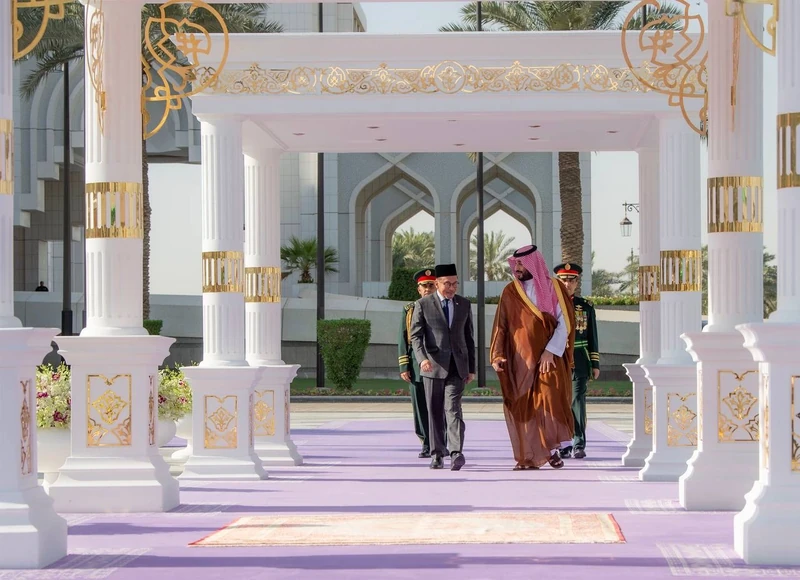 يستقبل في قصر اليمامة بالرياض، دولة رئيس وزراء ماليزيا، ويقيم مراسم استقبال رسمية لدولته - صورة 2