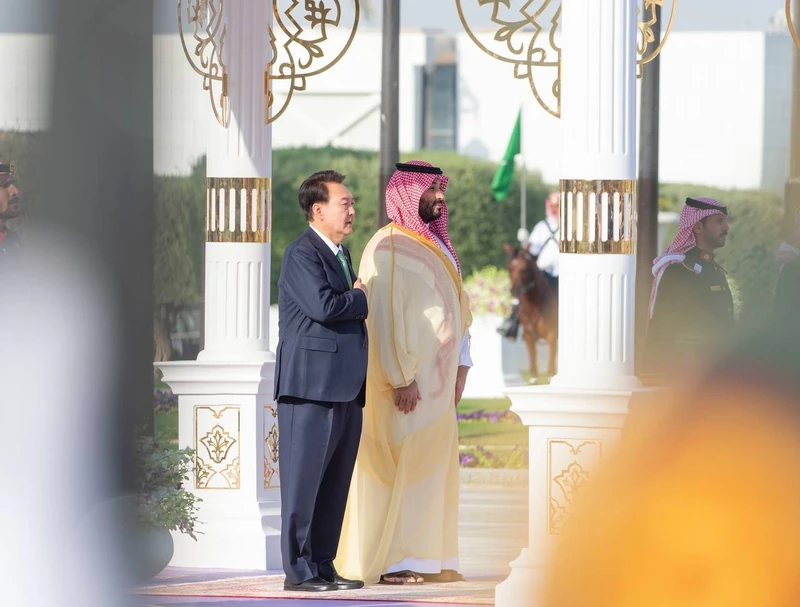 سمو سيدي ولي العهد يستقبل فخامة رئيس جمهورية كوريا، وقد أجريت مراسم استقبال رسمية لفخامته - صورة 12