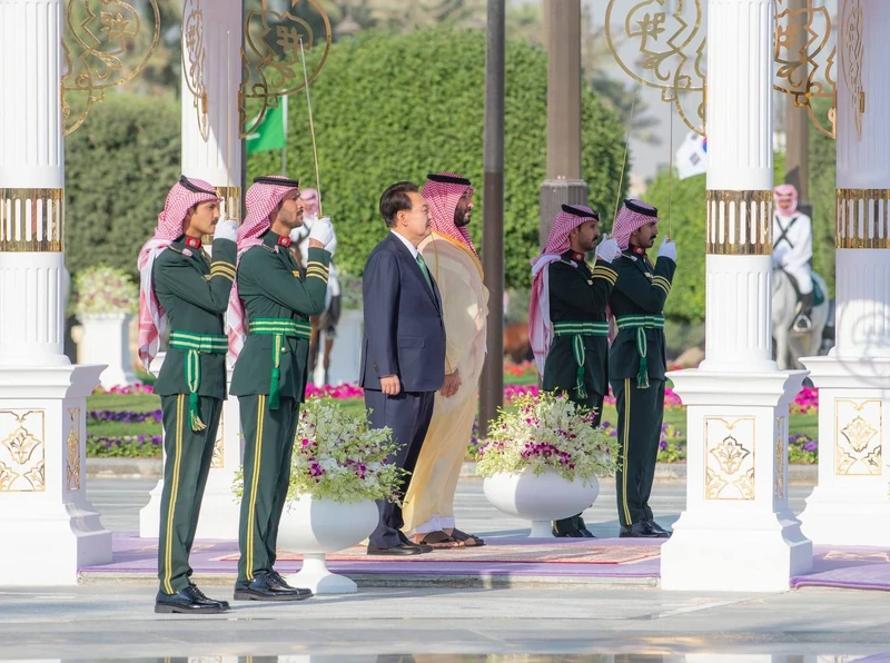 سمو سيدي ولي العهد يستقبل فخامة رئيس جمهورية كوريا، وقد أجريت مراسم استقبال رسمية لفخامته - صورة 15