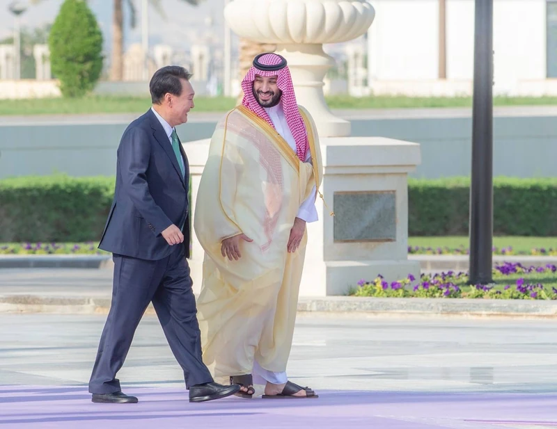 سمو سيدي ولي العهد يستقبل فخامة رئيس جمهورية كوريا، وقد أجريت مراسم استقبال رسمية لفخامته - صورة 17