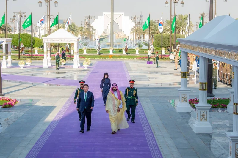 سمو سيدي ولي العهد يستقبل فخامة رئيس جمهورية كوريا، وقد أجريت مراسم استقبال رسمية لفخامته - صورة 18