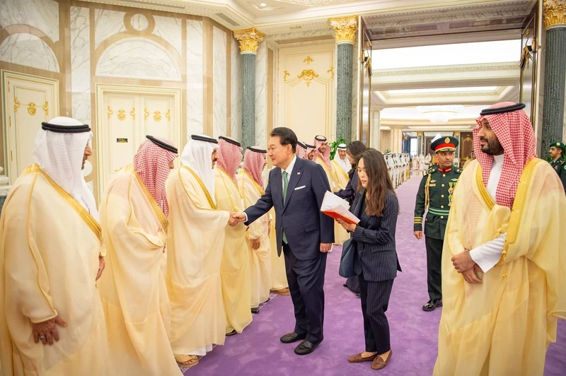 سمو سيدي ولي العهد يستقبل فخامة رئيس جمهورية كوريا، وقد أجريت مراسم استقبال رسمية لفخامته - صورة 2