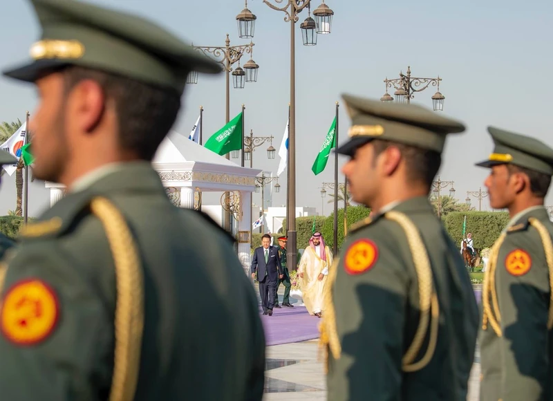 سمو سيدي ولي العهد يستقبل فخامة رئيس جمهورية كوريا، وقد أجريت مراسم استقبال رسمية لفخامته - صورة 20