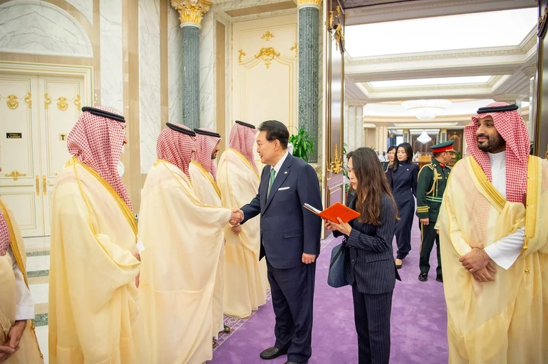 سمو سيدي ولي العهد يستقبل فخامة رئيس جمهورية كوريا، وقد أجريت مراسم استقبال رسمية لفخامته - صورة 3