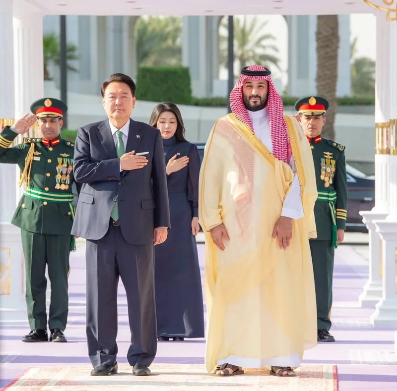 سمو سيدي ولي العهد يستقبل فخامة رئيس جمهورية كوريا، وقد أجريت مراسم استقبال رسمية لفخامته - صورة 22