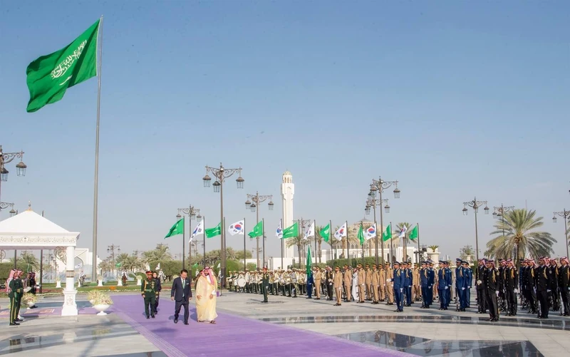 سمو سيدي ولي العهد يستقبل فخامة رئيس جمهورية كوريا، وقد أجريت مراسم استقبال رسمية لفخامته - صورة 4