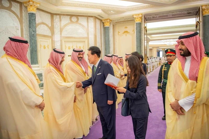 سمو سيدي ولي العهد يستقبل فخامة رئيس جمهورية كوريا، وقد أجريت مراسم استقبال رسمية لفخامته - صورة 5