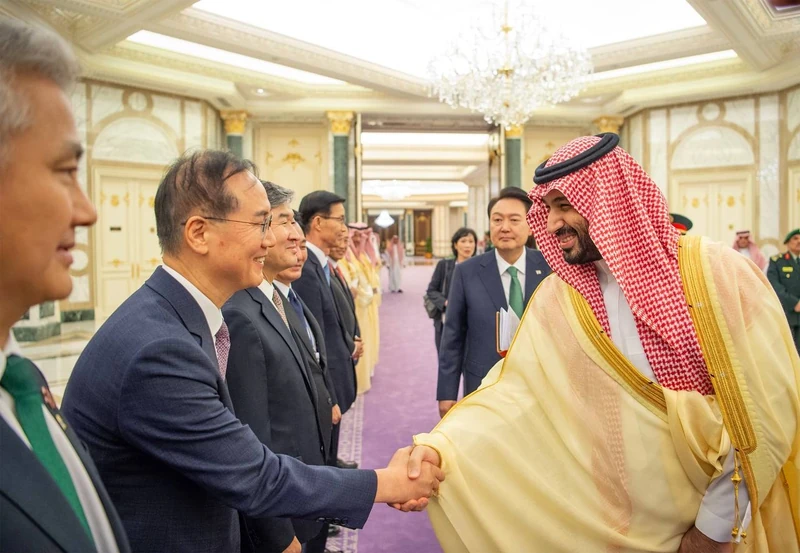 سمو سيدي ولي العهد يستقبل فخامة رئيس جمهورية كوريا، وقد أجريت مراسم استقبال رسمية لفخامته - صورة 7