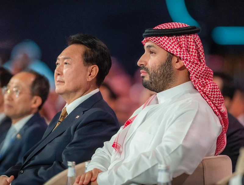 سمو سيدي ولي العهد يشهد الجلسة الحوارية لرئيس جمهورية كوريا بمنتدى مستقبل الاستثمار - صورة 4
