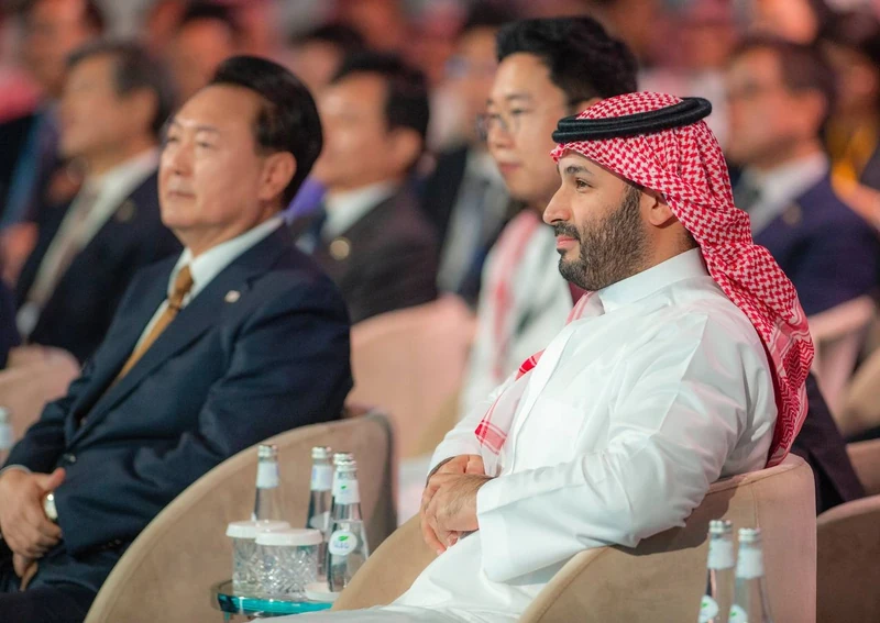 سمو سيدي ولي العهد يشهد الجلسة الحوارية لرئيس جمهورية كوريا بمنتدى مستقبل الاستثمار - صورة 3