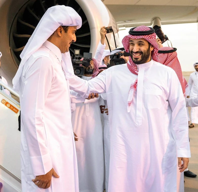 سمو سيدي ولي العهد يستقبل سمو أمير دولة قطر لدى وصوله العاصمة الرياض - صورة 2