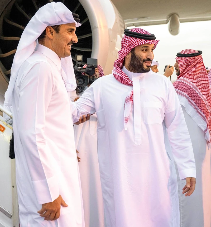 سمو سيدي ولي العهد يستقبل سمو أمير دولة قطر لدى وصوله العاصمة الرياض - صورة 3