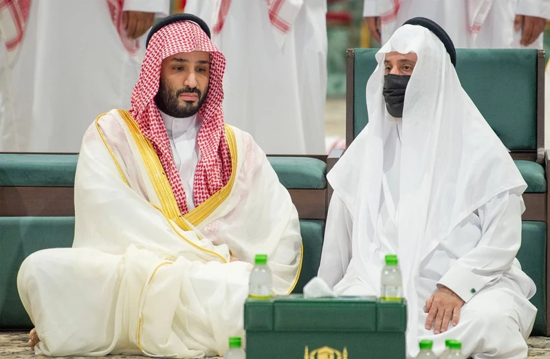 سمو سيدي ولي العهد يؤدي صلاة الميت على صاحب السمو الملكي الأمير ممدوح بن عبدالعزيز رحمه الله - صورة 15