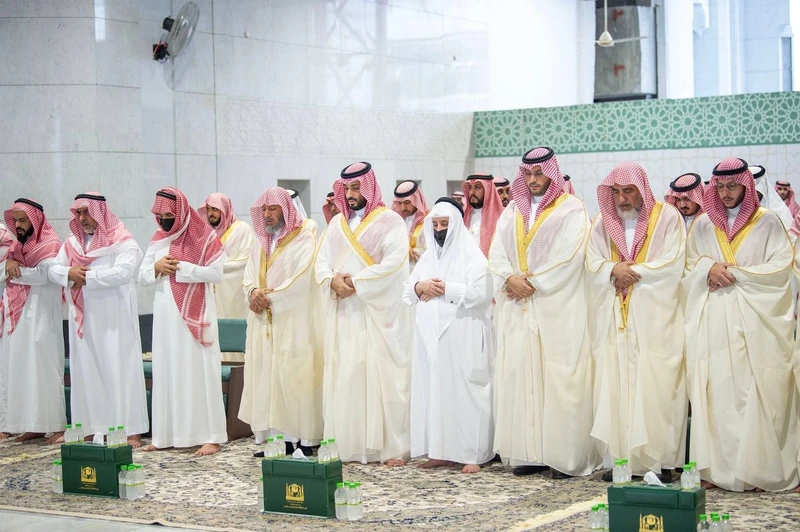 سمو سيدي ولي العهد يؤدي صلاة الميت على صاحب السمو الملكي الأمير ممدوح بن عبدالعزيز رحمه الله - صورة 9