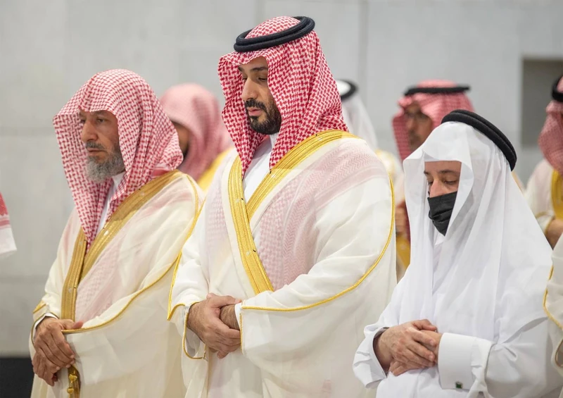 سمو سيدي ولي العهد يؤدي صلاة الميت على صاحب السمو الملكي الأمير ممدوح بن عبدالعزيز رحمه الله - صورة 10