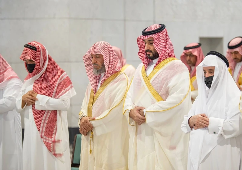 سمو سيدي ولي العهد يؤدي صلاة الميت على صاحب السمو الملكي الأمير ممدوح بن عبدالعزيز رحمه الله - صورة 3
