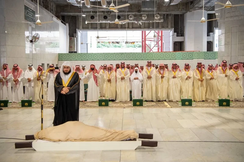 سمو سيدي ولي العهد يؤدي صلاة الميت على صاحب السمو الملكي الأمير ممدوح بن عبدالعزيز رحمه الله - صورة 7