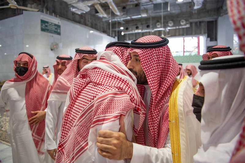 سمو سيدي ولي العهد يؤدي صلاة الميت على صاحب السمو الملكي الأمير ممدوح بن عبدالعزيز رحمه الله - صورة 13