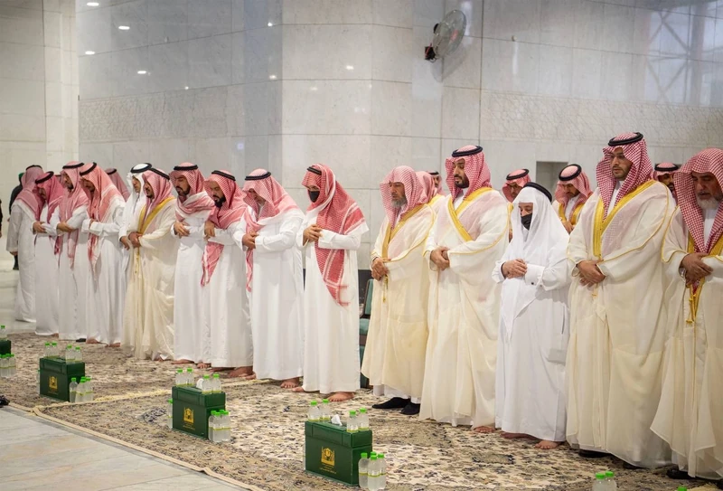 سمو سيدي ولي العهد يؤدي صلاة الميت على صاحب السمو الملكي الأمير ممدوح بن عبدالعزيز رحمه الله - صورة 11