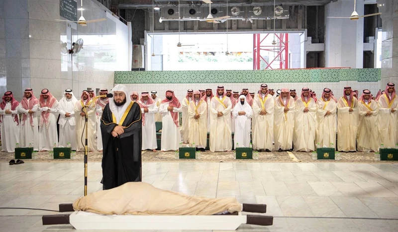 سمو سيدي ولي العهد يؤدي صلاة الميت على صاحب السمو الملكي الأمير ممدوح بن عبدالعزيز رحمه الله - صورة 12