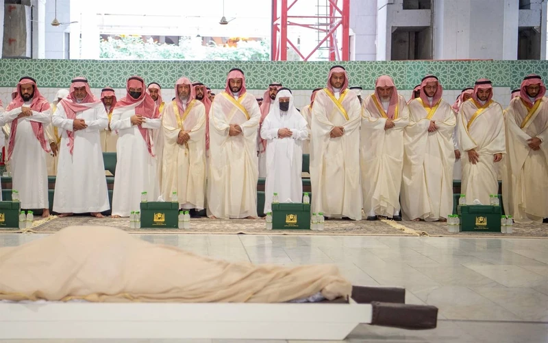 سمو سيدي ولي العهد يؤدي صلاة الميت على صاحب السمو الملكي الأمير ممدوح بن عبدالعزيز رحمه الله - صورة 2