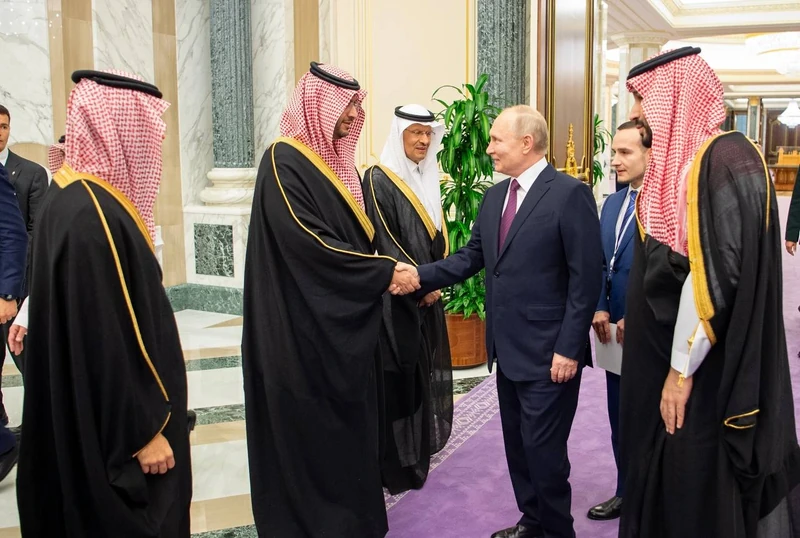 سمو سيدي ولي العهد يستقبل في قصر اليمامة بالرياض فخامة الرئيس فلاديمير بوتين رئيس روسيا الاتحادية - صورة 9