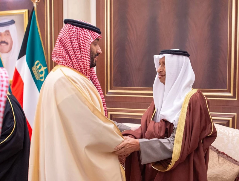سمو سيدي ولي العهد يقدم واجب العزاء في وفاة سمو الشيخ نواف الأحمد الصباح - صورة 2