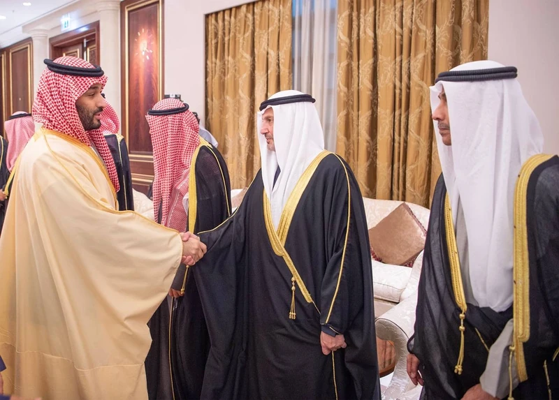 سمو سيدي ولي العهد يقدم واجب العزاء في وفاة سمو الشيخ نواف الأحمد الصباح - صورة 7