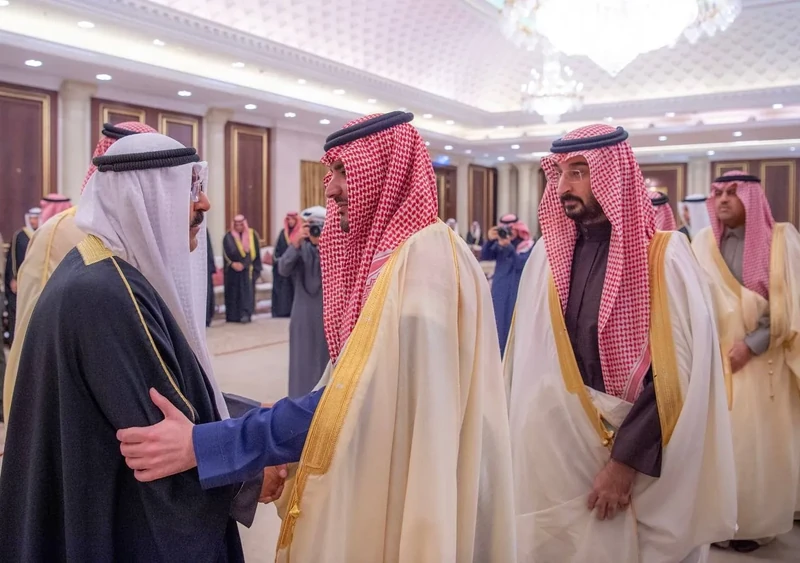 سمو سيدي ولي العهد يقدم واجب العزاء في وفاة سمو الشيخ نواف الأحمد الصباح - صورة 15