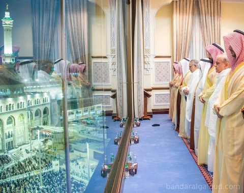 سمو سيدي ولي العهد وقادة باكستان والبحرين والمسؤولون يؤدون الصلاة بالمسجد الحرام