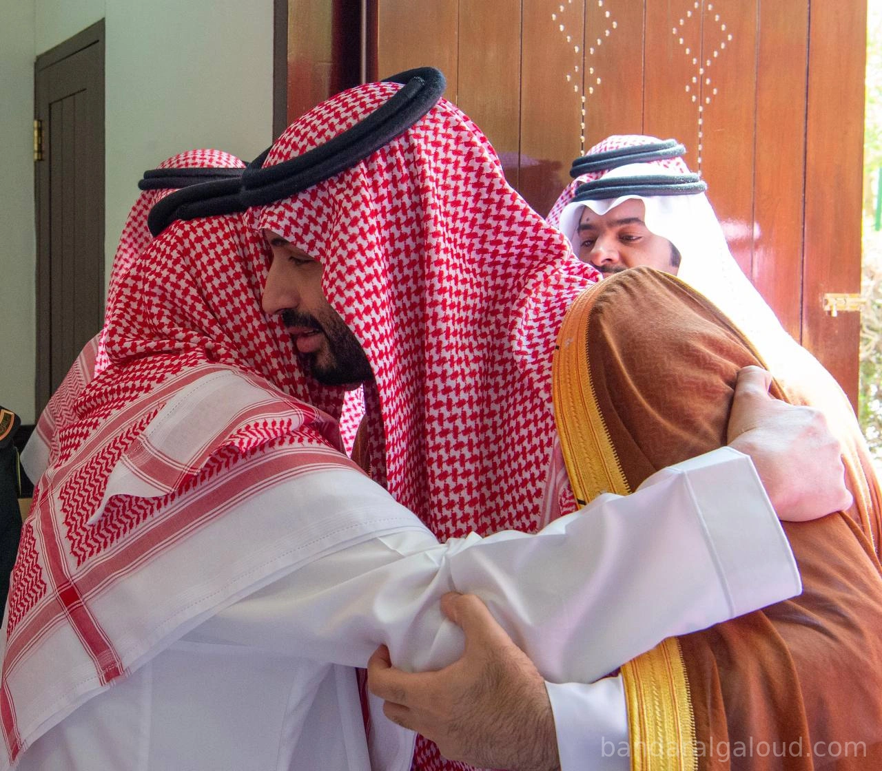 سمو سيدي ولي العهد يؤدي صلاة الميت على الأميرة لطيفة بنت عبدالعزيز رحمها الله - صورة 1