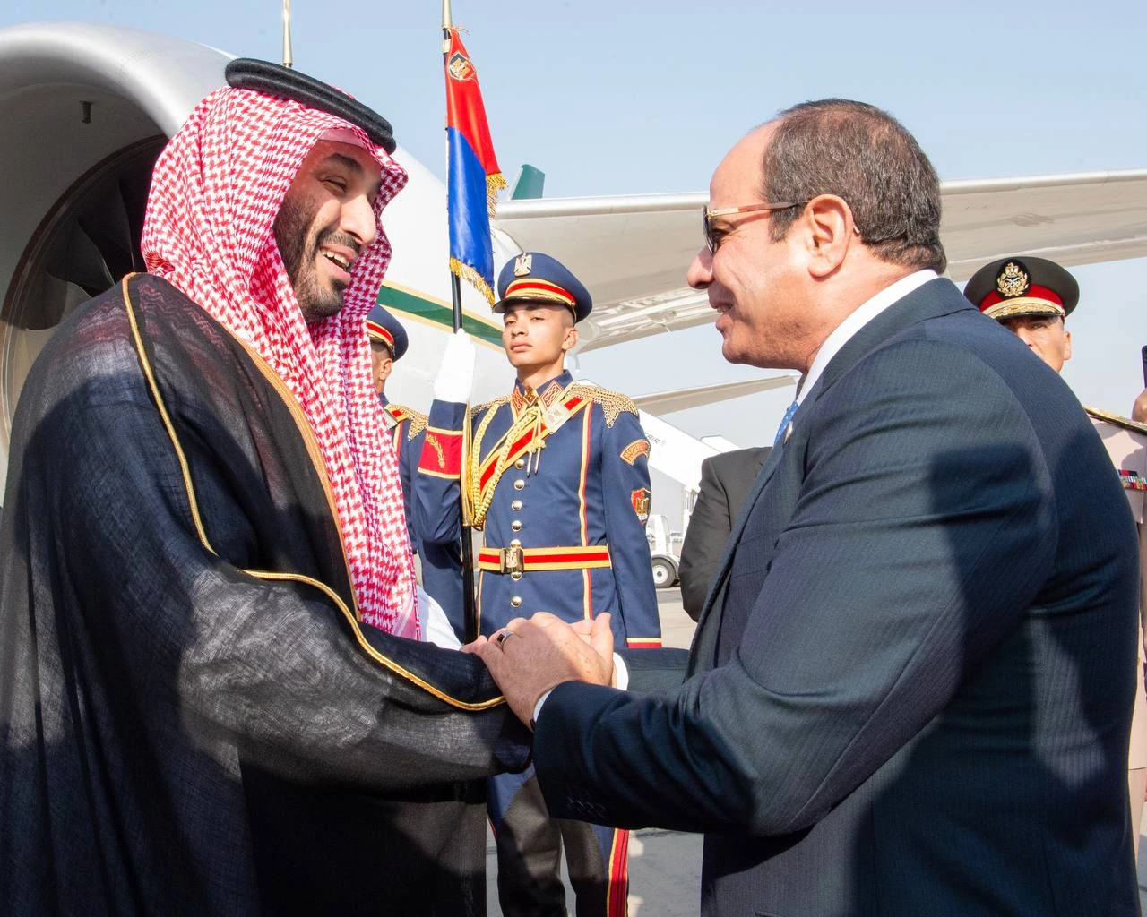 سمو سيدي ولي العهد يصل القاهرة وفخامة الرئيس المصري في مقدمة مستقبليه - صورة 1