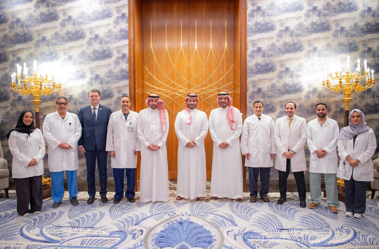 سمو سيدي ولي العهد يستقبل فريق "التخصصي" الطبي منفذي أول زراعة قلب بالروبوت - صورة 1