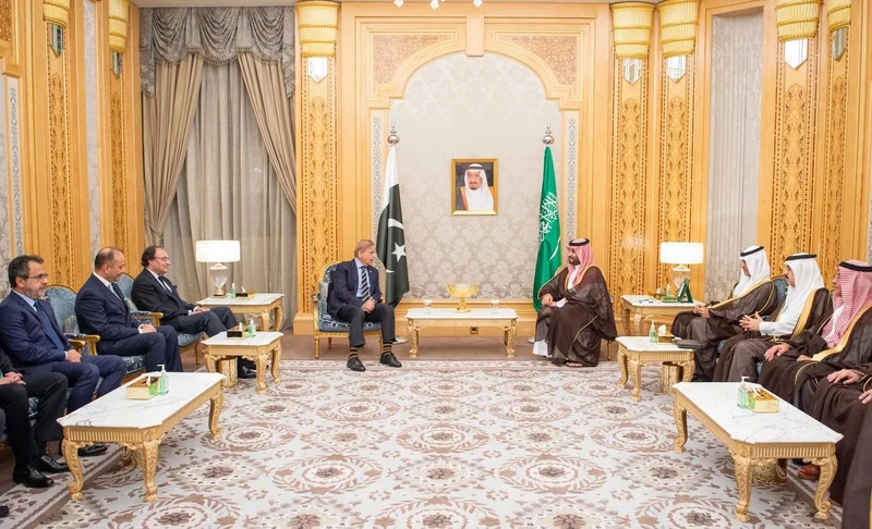 سمو سيدي ولي العهد يستقبل رئيس وزراء باكستان - صورة 2