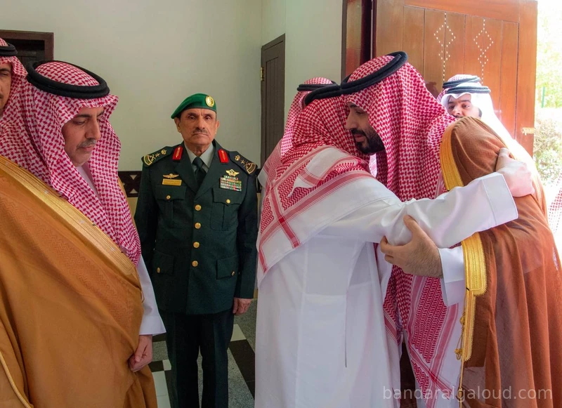 سمو سيدي ولي العهد يؤدي صلاة الميت على الأميرة لطيفة بنت عبدالعزيز رحمها الله - صورة 2