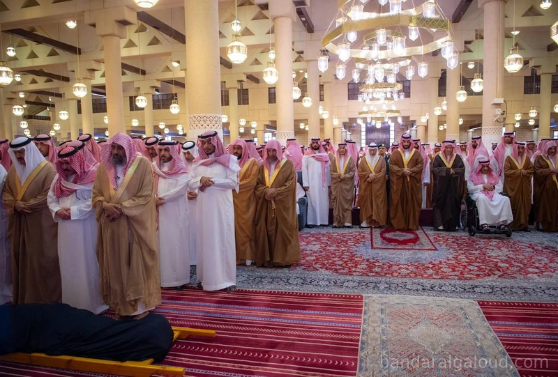 سمو سيدي ولي العهد يؤدي صلاة الميت على الأميرة لطيفة بنت عبدالعزيز رحمها الله - صورة 4