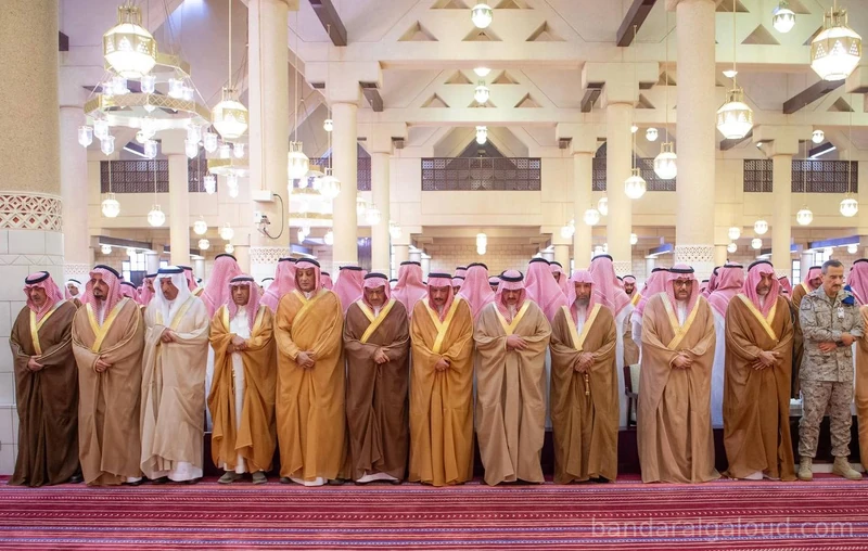 سمو سيدي ولي العهد يؤدي صلاة الميت على الأميرة لطيفة بنت عبدالعزيز رحمها الله - صورة 5