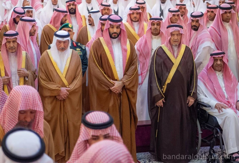 سمو سيدي ولي العهد يؤدي صلاة الميت على الأميرة لطيفة بنت عبدالعزيز رحمها الله - صورة 6